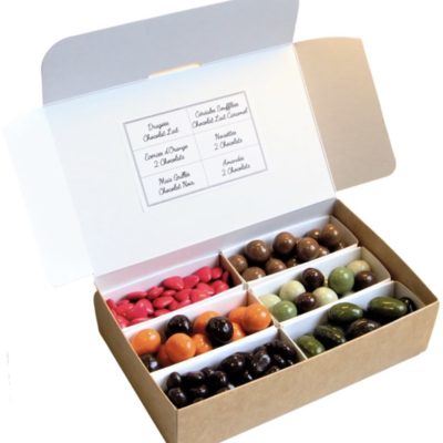 Coffret cadeau 6 produits chocolat - S1 :coeur en sucre chocolat lait, céréales croustillantes chocolat lait caramel fleur de sel, cubes d'oranges confits enrobés chocolat noir et blanc, noisettes 2 chocolats, mäis grillés enrobés chocolat noir, amandes 2 chocolats