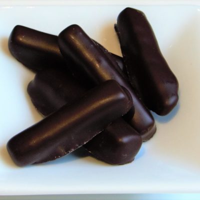 batonnêt de gingembre confit enrobé de chocolat noir 70%